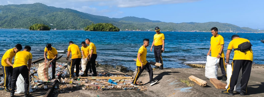 Polri Hadir Untuk Masyarakat, Personil Ditpolairud Polda Sulut Lakukan Indonesia Asri Di Sekitar Pesisir Pantai