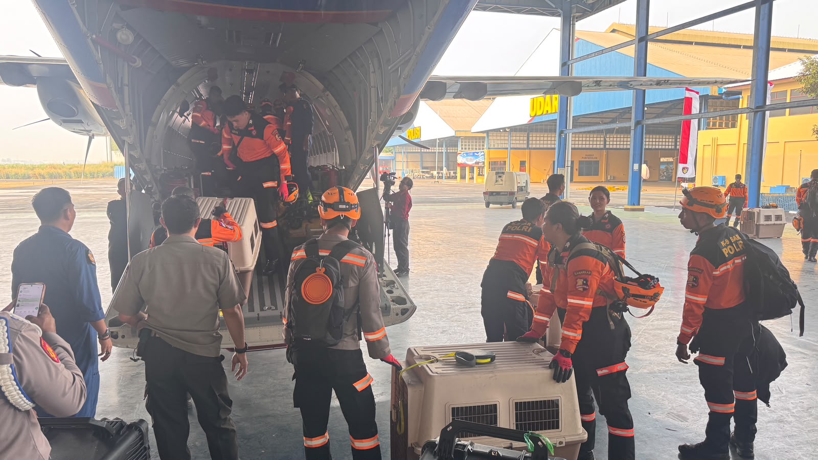Terbang dengan Pesawat Khusus, Polri Kerahkan 10 K9 SAR Berpengalaman ke Flores, Misi Pencarian Korban